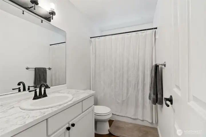 Full bath in hallway