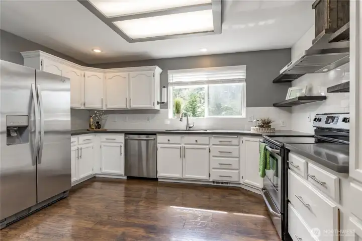 Highly functional kitchen featuring a newer internal cabinet drawer system for effortless organization