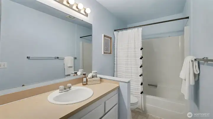 Primary suite full bath