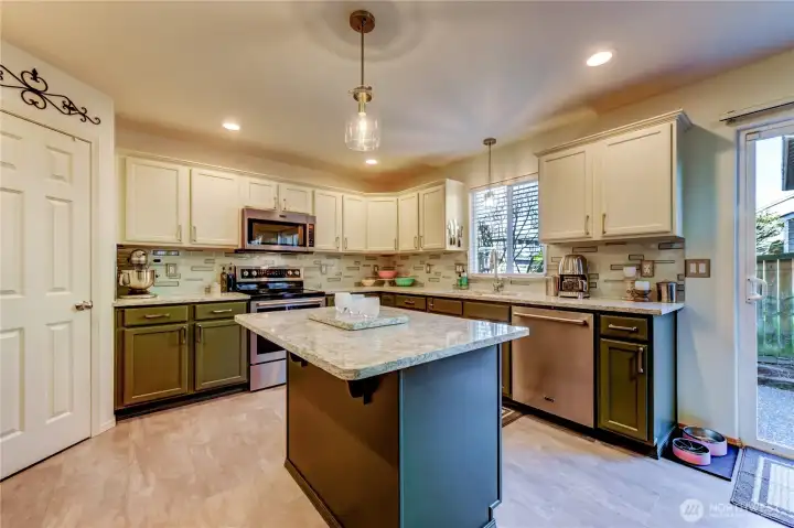 Large kitchen updated kitchen with Island and walk-in pantry