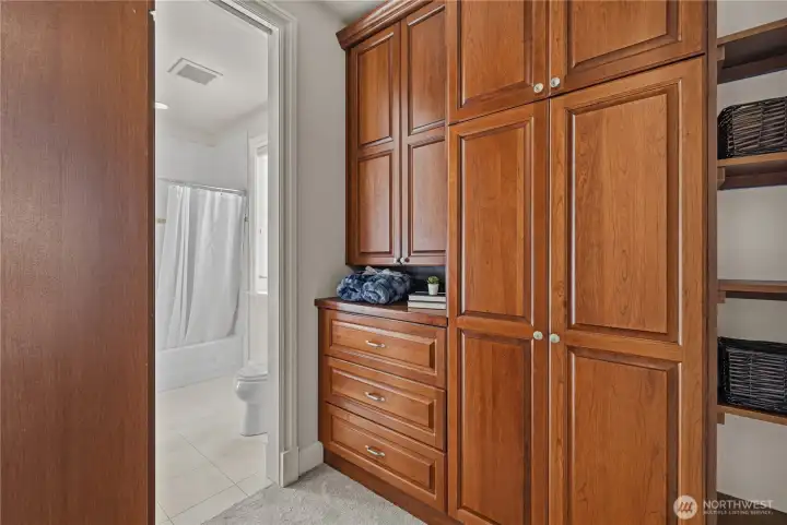 Upper Bedroom 2 - Closet