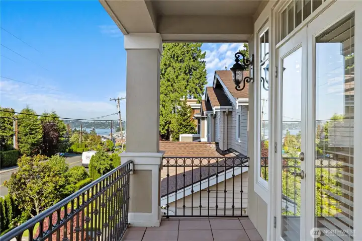 Master Veranda - Peek A Boo View