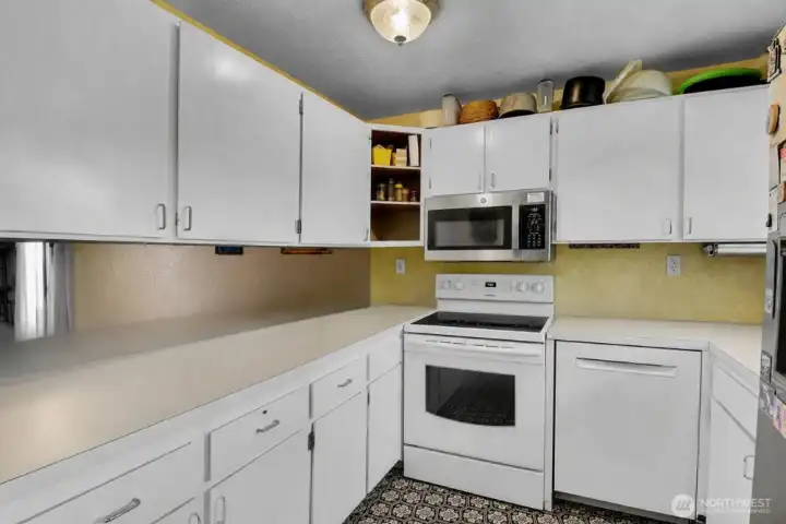 Kitchen - This photo is has been digitally decluttered
