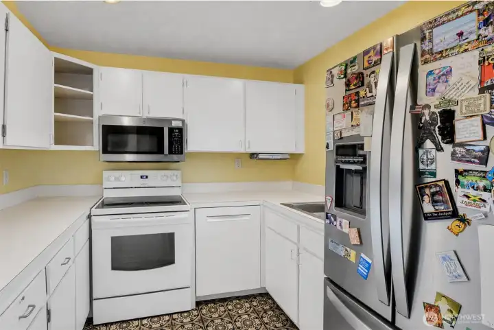 Kitchen - This photo is has been digitally decluttered
