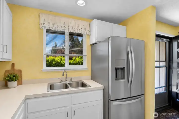 Kitchen - This photo is has been digitally decluttered