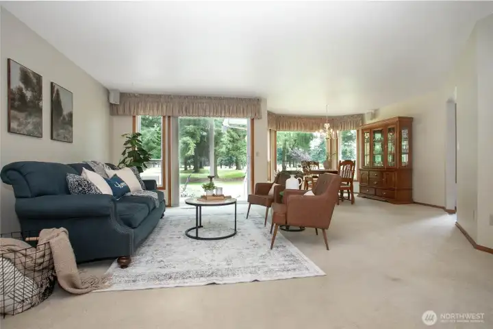 Tons of windows to let in natural light & take in the views Tons of windows to let in natural light & take in the views