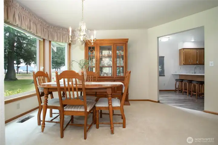 Great size dining room semi-open to kitchen Great size dining room semi-open to kitchen