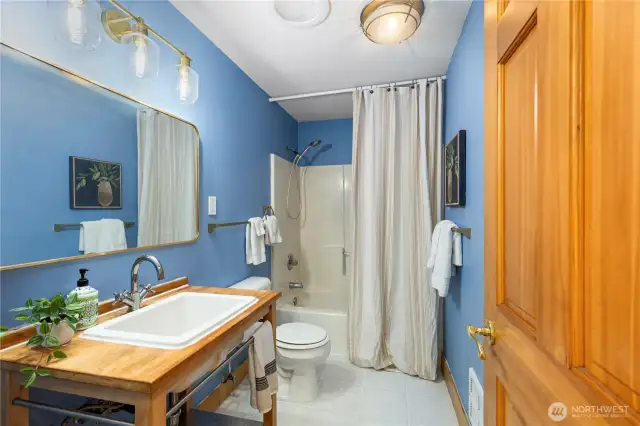 Refreshed Full bath in hallway!