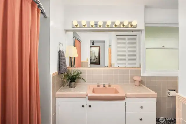 Main level, Full Bath~