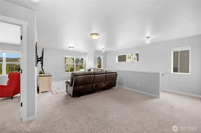 Large loft space with mountain views - Allows for two separate living spaces