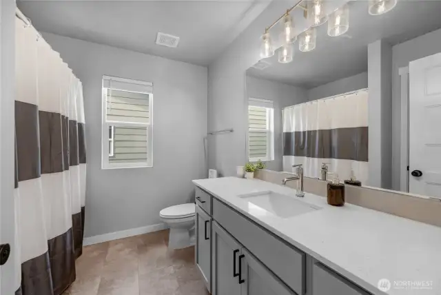 Full bath servicing upstairs bedrooms