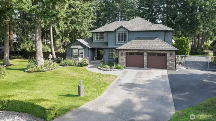Welcome to this wonderful 2-story home situated on 1.03 Acres m/l, featuring charming flower beds. This property offers a perfect blend of comfortable living and natural beauty, with ample space for outdoor activities and relaxation. The home boasts a well-designed layout, inviting you to create lasting memories.