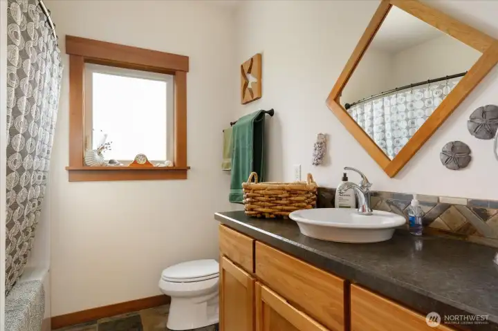 Guest bath (full bath)