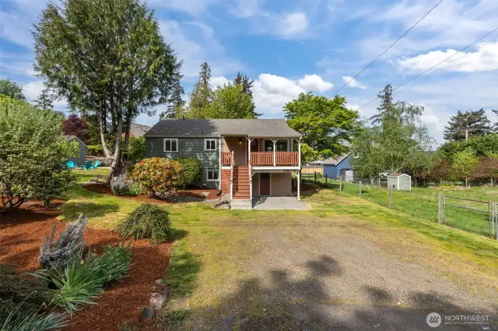 Welcome to Waterman! This sweet country home is move in ready with a new roof in 2024