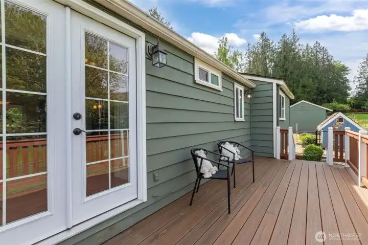 Large back deck with newer Trex (2022)