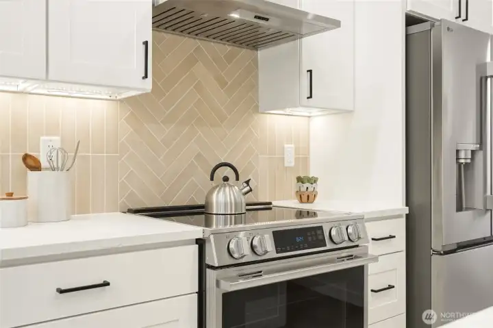 full height tile backspash from counter to cabinet
