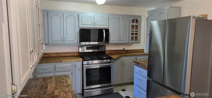 Upgraded kitchen with stainless steel appliances