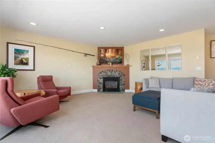 living roomw/fireplace