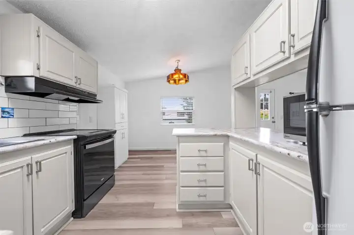 Nicely appointed kitchen with new induction and air fry stove
