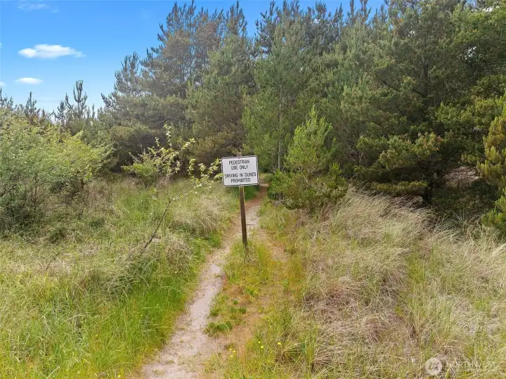 Dedicated walking path to the beach