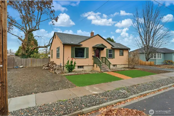 Virtually staged front yard sod