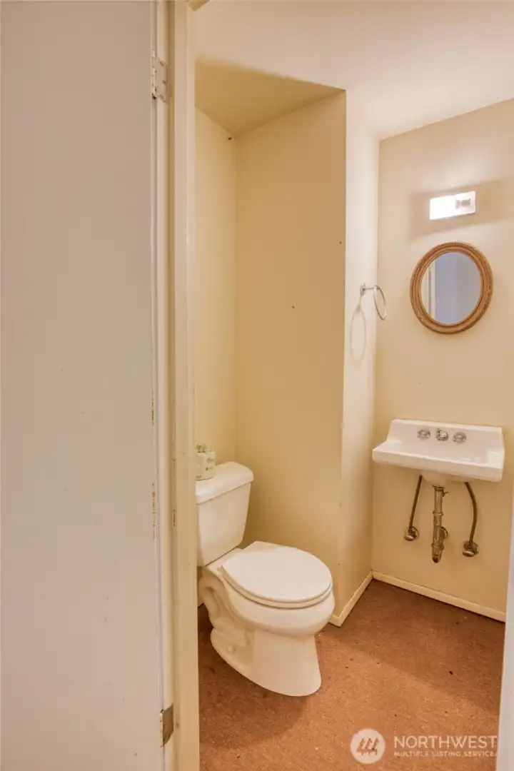 Basement 1/2 Bathroom