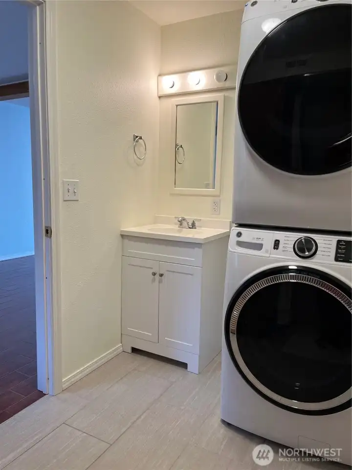 Downstairs 3/4 bath with stacking washer/dryer