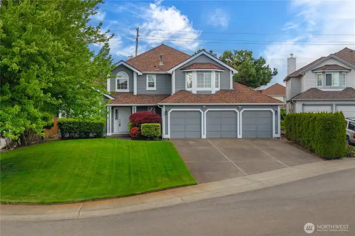 Large 3 car garage (640 sf)