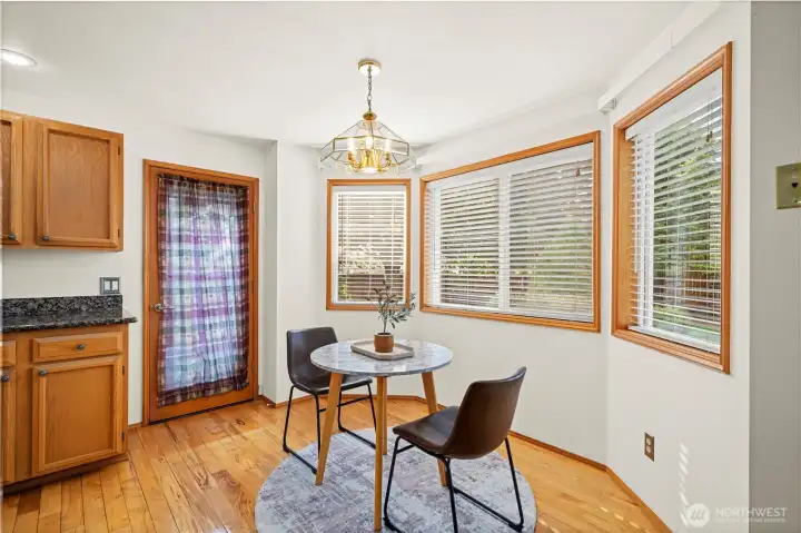 Breakfast nook/2nd dining room.
