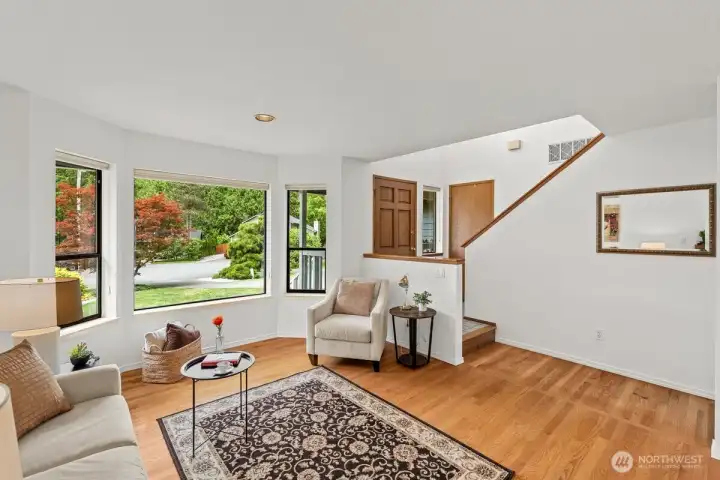Bay windows let in plenty of light and have the up down style pleated shades.