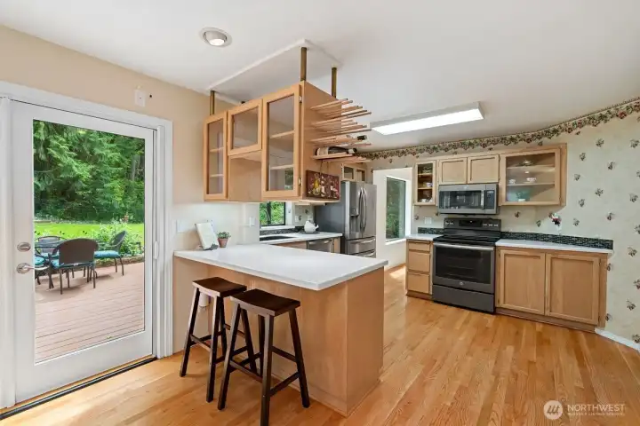 Large counter bar offers room for eating space.