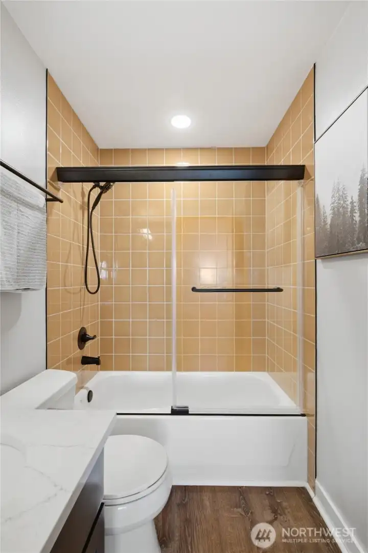 Full bath on upper