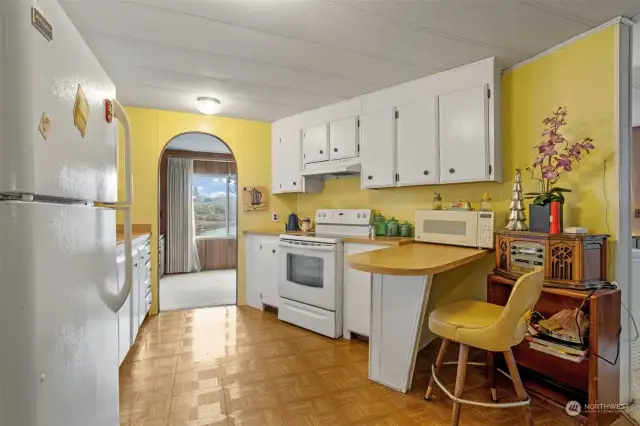 Bright kit with breakfast bar & lots of cabinets.