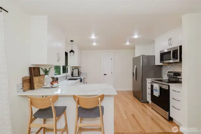 Eating space at the marble countertop