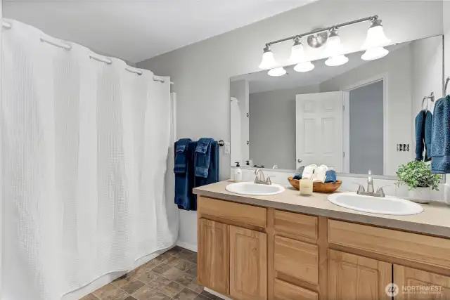 Full bath in primary bedroom