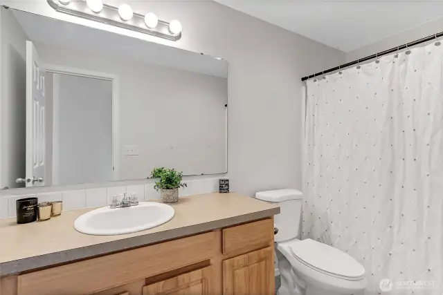 Full bath in upstairs hallway