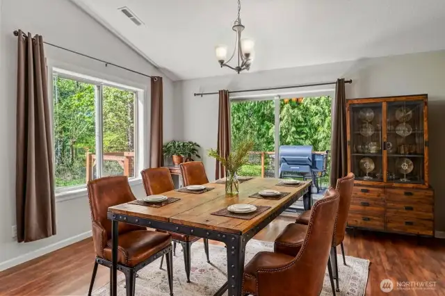 Virtually stage dining room