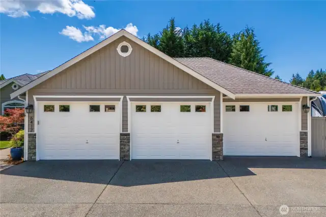 Oversized 3-car garage spans 1,032 sqft!