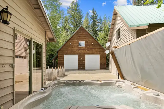 Master suite access to hot tub on patio.