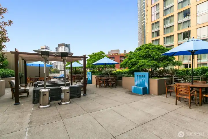 The building complex has great amenities and amazing shops so close at hand.