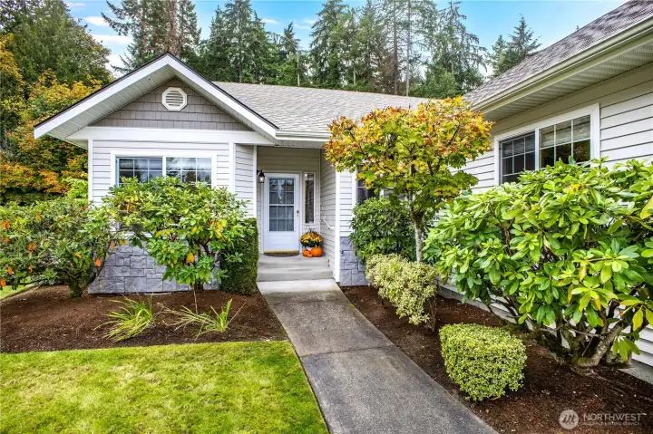 An easy 2-step entry leads into the home, which features 1,670 sq ft of gracious living all on one level.