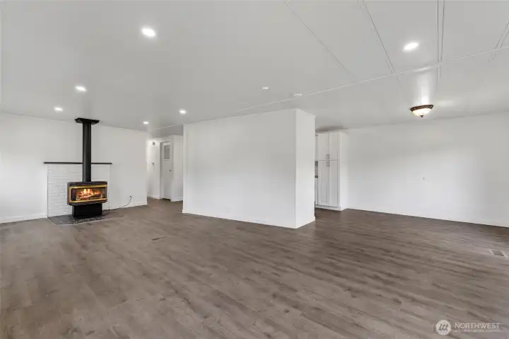 Bright open concept w/propane fireplace