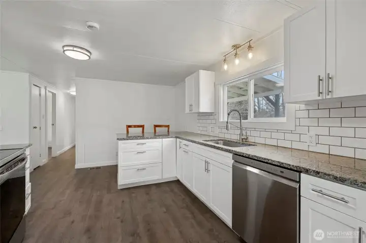 Large open kitchen w/eating bar