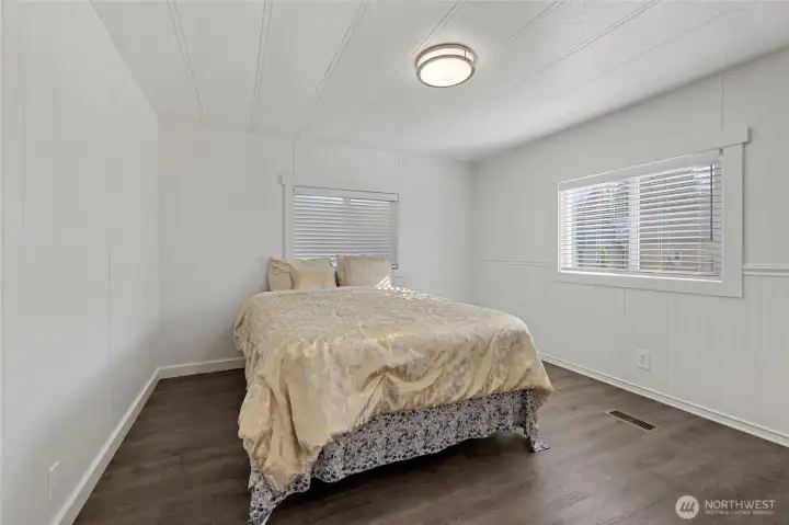 Primary bedroom w/ensuite bath