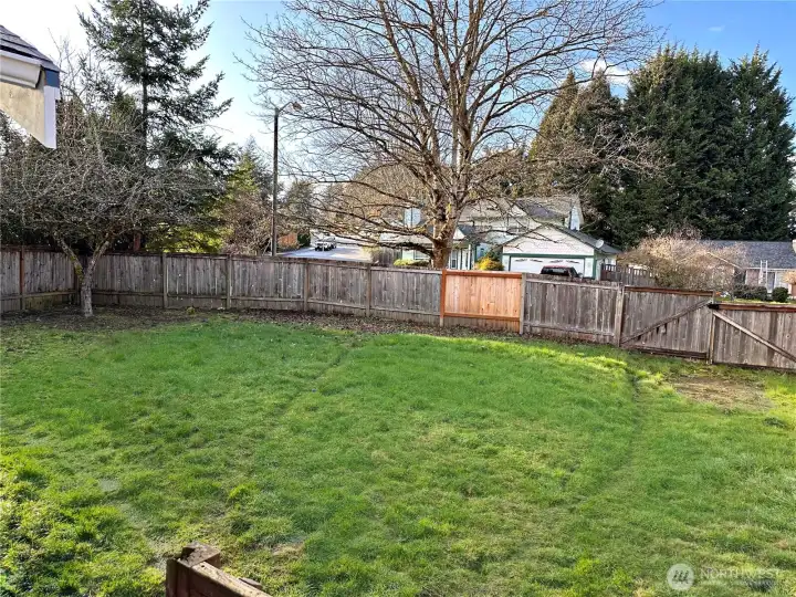 Huge corner lot, gate for RV parking