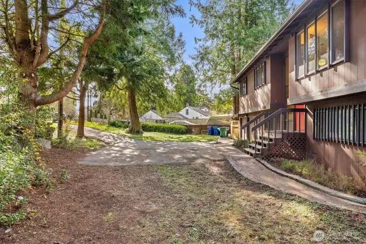 Large 10,784sqft lot