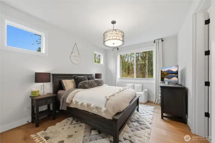 Main floor guest en-suite