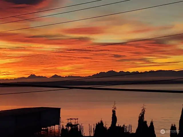 Looking for that Million-Dollar View of Puget Sound & Olympic Mountains in Edmonds?