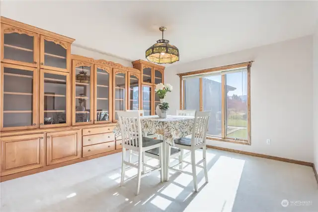 dining room w beautiful built ins