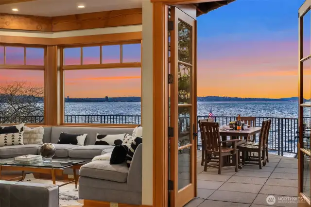 Expansive entertainment deck overlooks Lake Washington, the resort-style pool and spa, offering a seamless indoor-outdoor living experience.